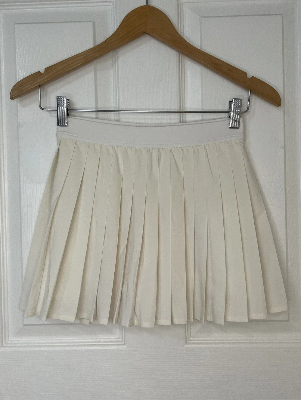 Lululemon Athletica Pleated Mini Skirt in Cream Size 4